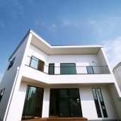 永く住むことで味わいが増す自然素材で造ったデザインの家 01