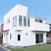 誰にも邪魔されない屋上庭園のある二世帯の家 01