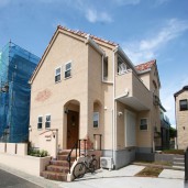 南欧プロバンス風のデザイナー住宅。無垢材と自然素材を巧みに使い素朴で開放的な無垢の家 01