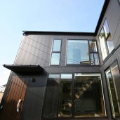 大人の雰囲気が漂うシンプルモダンのデザイン住宅。質の高い落ちついた雰囲気の注文住宅 01