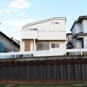 木の香りが漂う無垢のデザイン住宅。眺望や使いやすさを考えた居心地のいい注文住宅 01