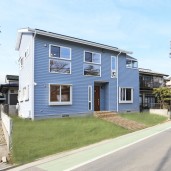 青い外観のアーリーアメリカン風デザイナー住宅。環境と健康を考えた自然素材の注文住宅 01