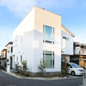 注文住宅らしいアイデアに満ちた6LDKの2世帯住宅。白くモダンなデザインの無垢の家 01