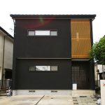 中庭を囲むコの字型のシックな和モダンデザイナーズ注文住宅