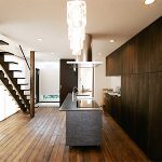 大きな窓から光が降り注ぐ上質なモダンデザイン住宅