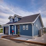 開放的なウッドデッキのある無垢素材デザイナー住宅
