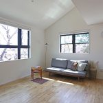 大きな窓から桜を楽しむスタイリッシュな家