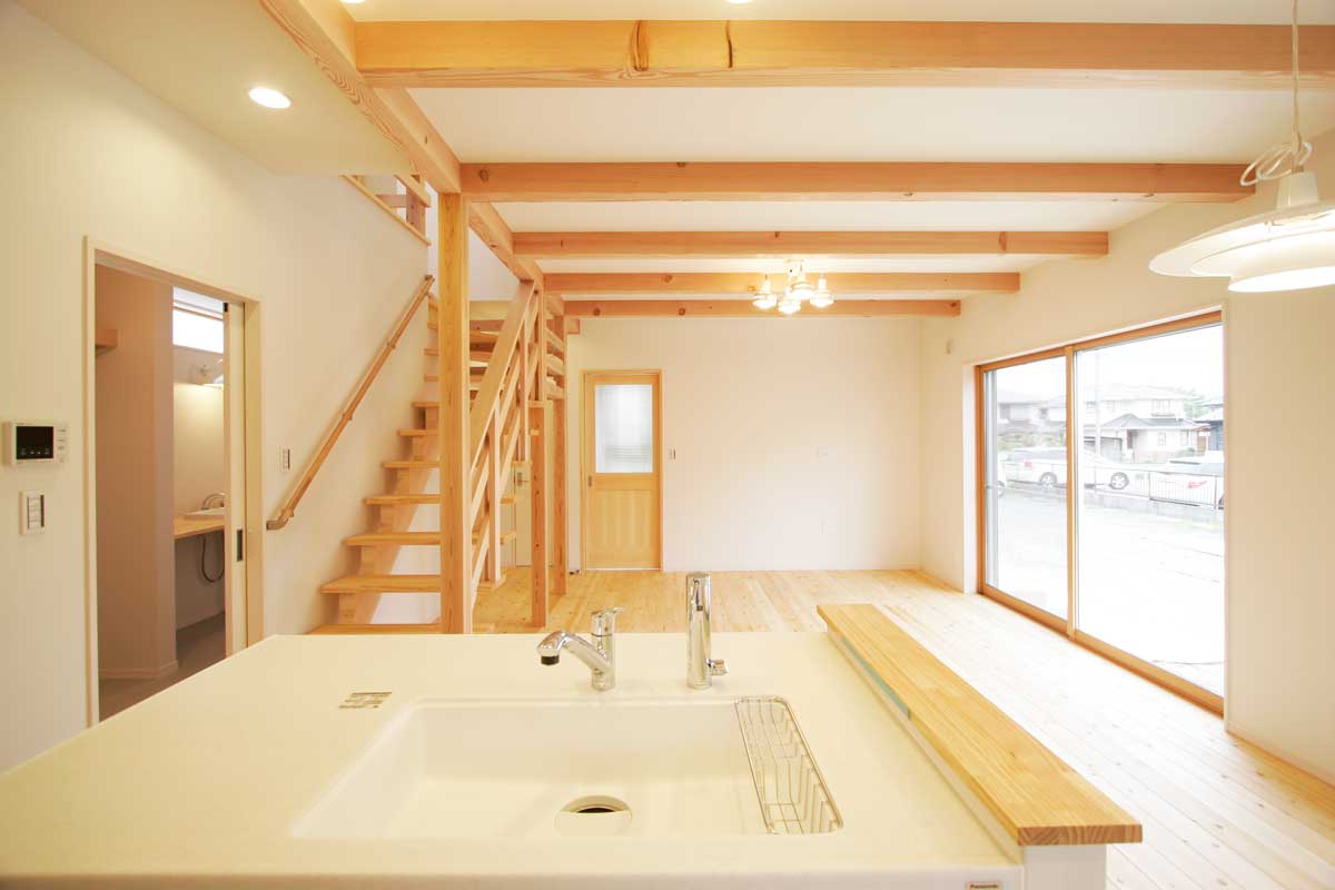 無垢の素材感を活かしたナチュラルモダンの白い家