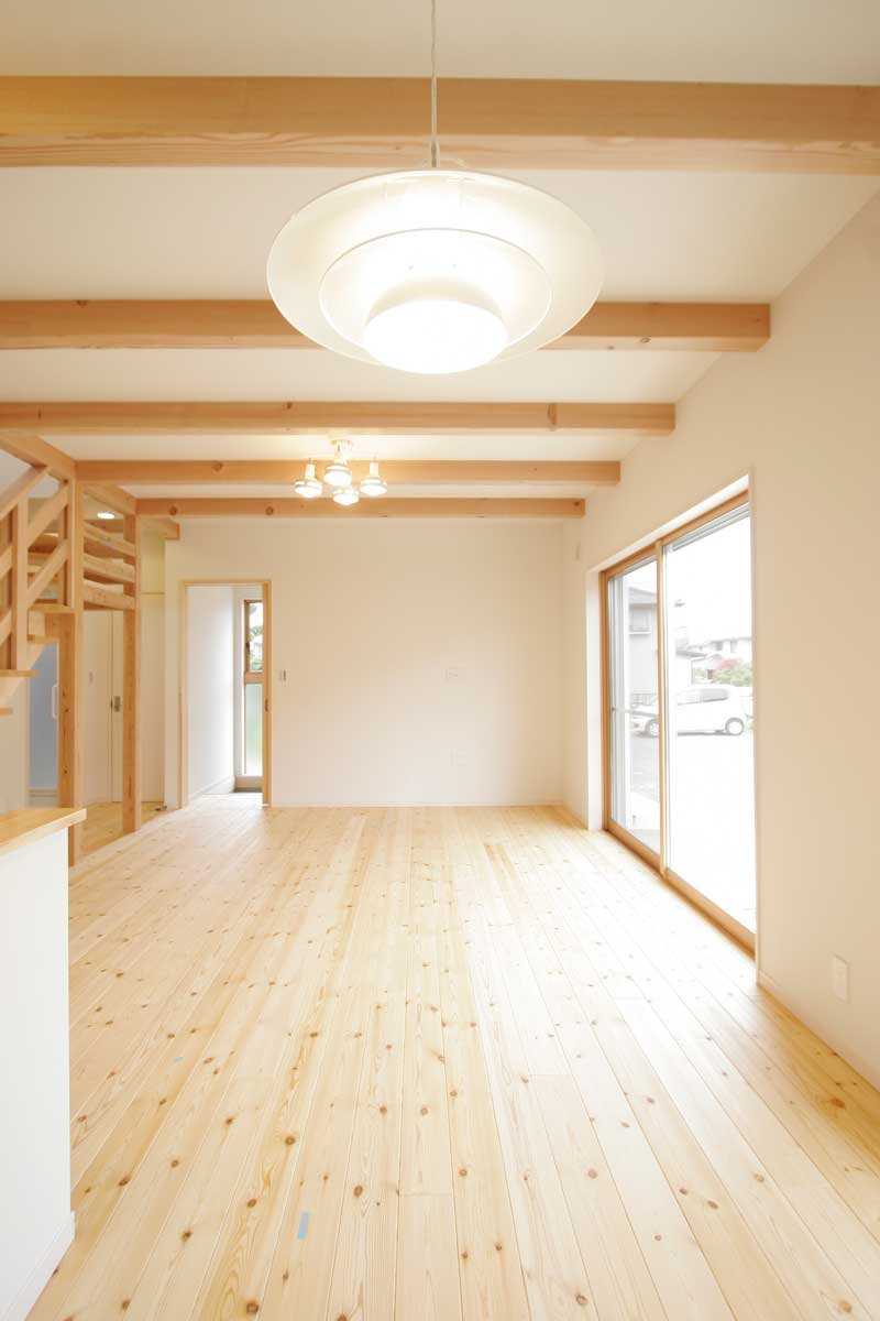 無垢の素材感を活かしたナチュラルモダンの白い家