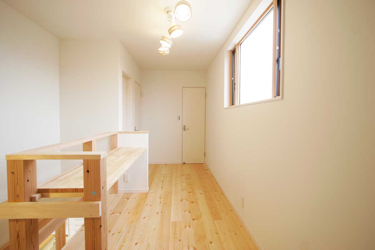 無垢の素材感を活かしたナチュラルモダンの白い家