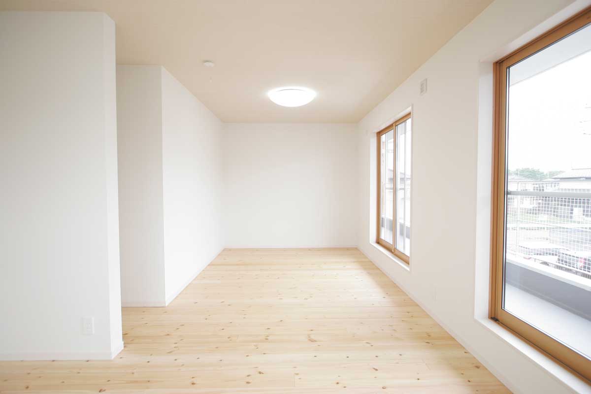 無垢の素材感を活かしたナチュラルモダンの白い家