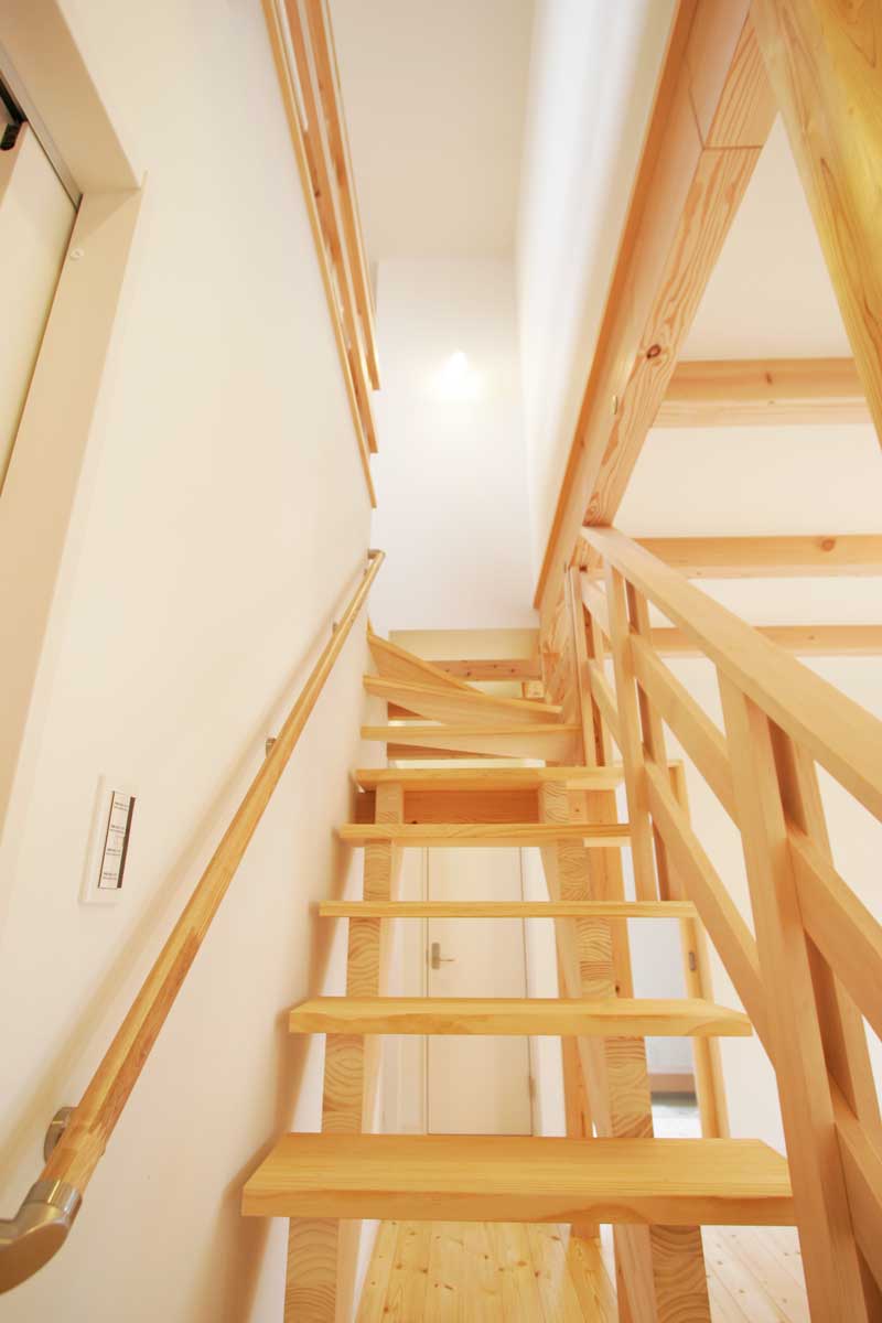 無垢の素材感を活かしたナチュラルモダンの白い家