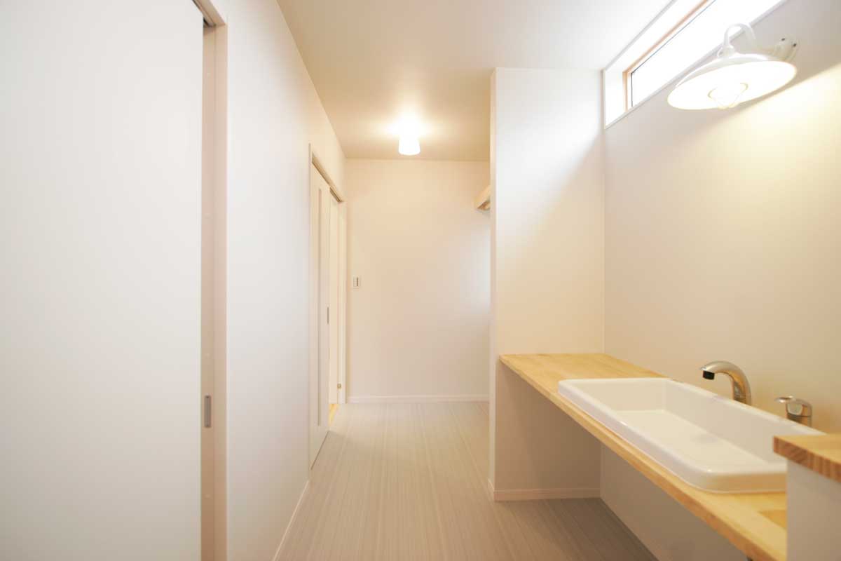 無垢の素材感を活かしたナチュラルモダンの白い家