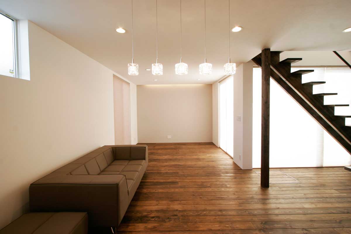 大きな窓から光が降り注ぐ上質なモダンデザイン住宅