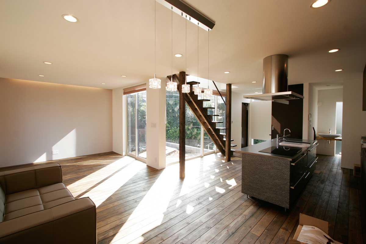 大きな窓から光が降り注ぐ上質なモダンデザイン住宅