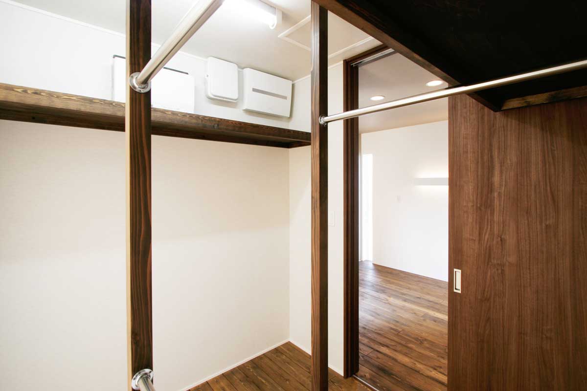 大きな窓から光が降り注ぐ上質なモダンデザイン住宅