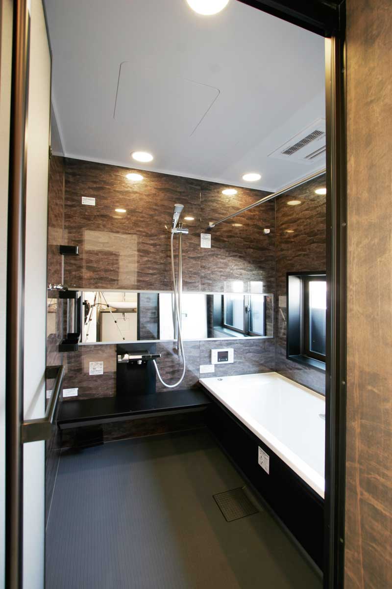 大きな窓から光が降り注ぐ上質なモダンデザイン住宅