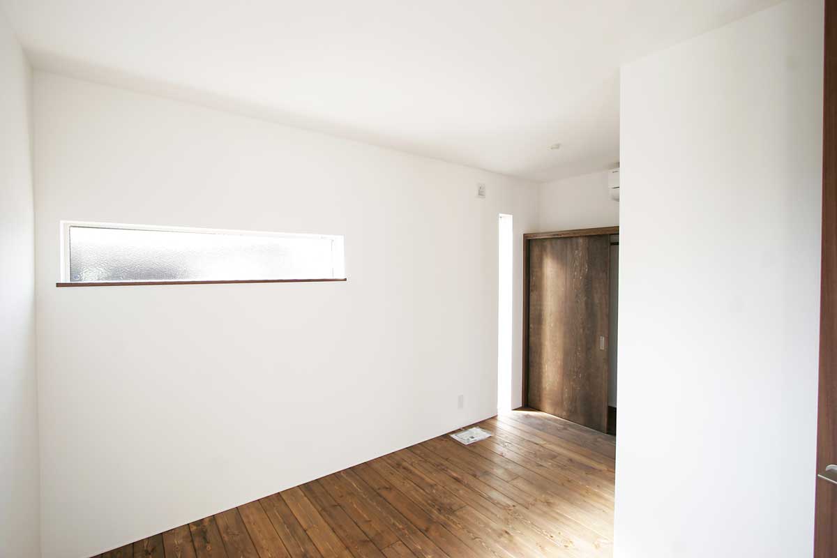 大きな窓から光が降り注ぐ上質なモダンデザイン住宅