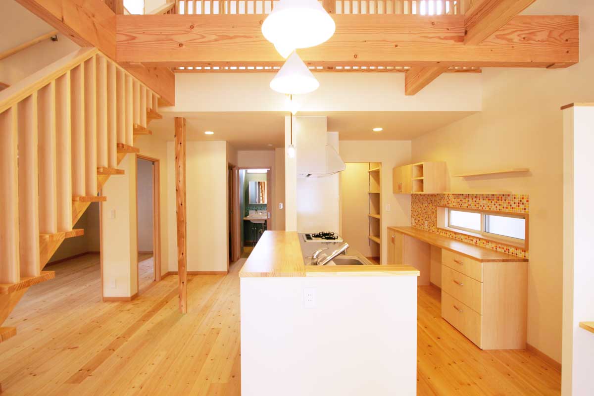 開放的な吹抜けリビングのある無垢の北欧風住宅