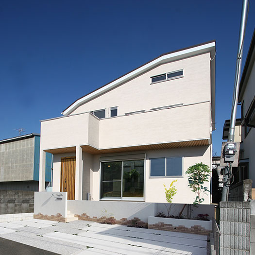 子供を育む眺めのいい無垢の注文住宅