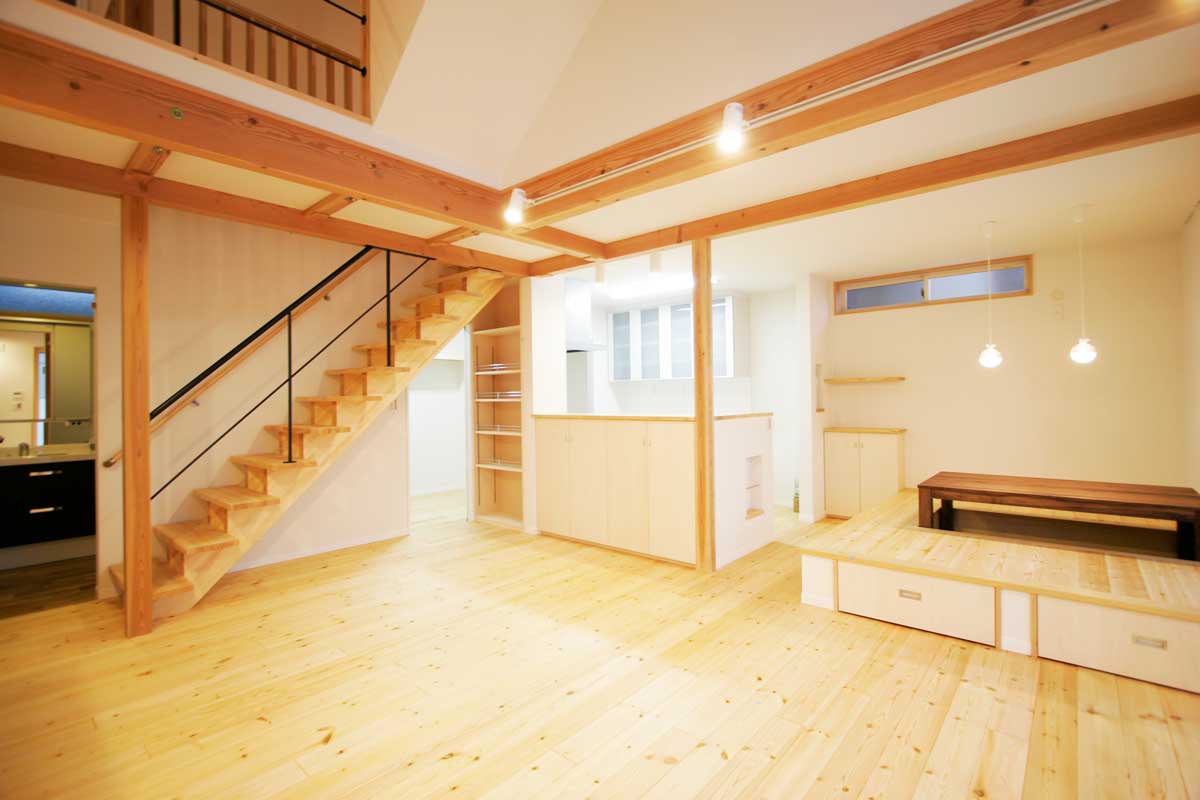 吹抜け空間と無垢材が印象的な白いデザイン住宅