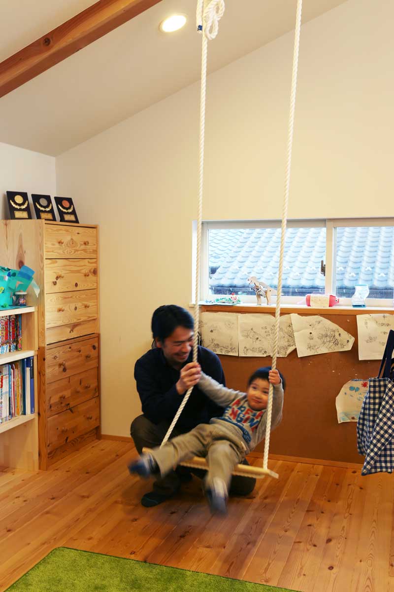 自然素材で創った6LDKのモダンな2世帯注文住宅