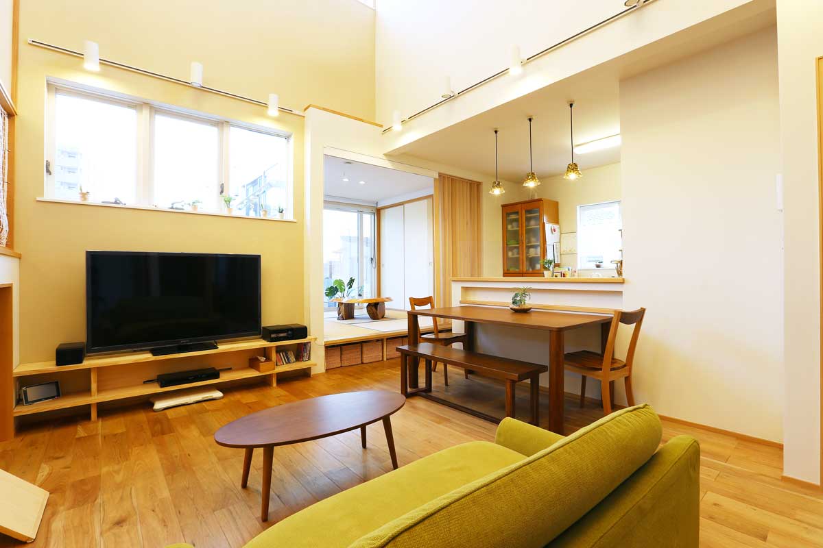 自然素材で創った6LDKのモダンな2世帯注文住宅