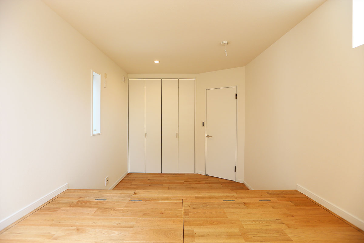 開放的な2階リビング。モダンデザインの白い家