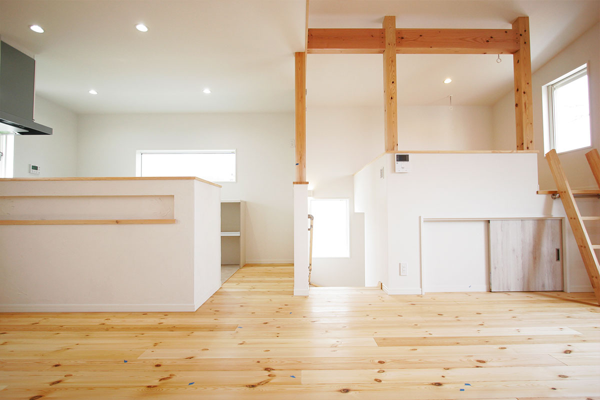 開放的な2階リビング。モダンデザインの白い家