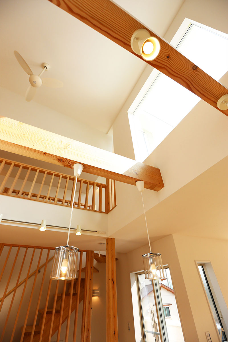 開放的な2階リビング。モダンデザインの白い家