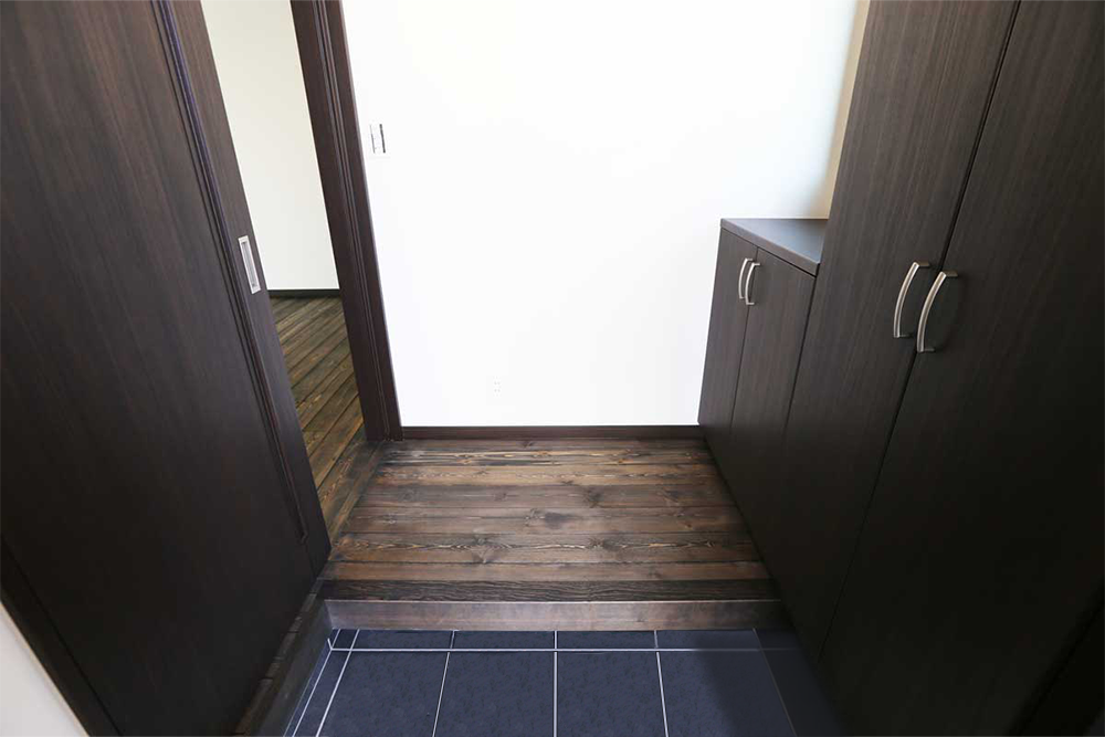 蔵のような便利収納。黒を追求した和モダン注文住宅