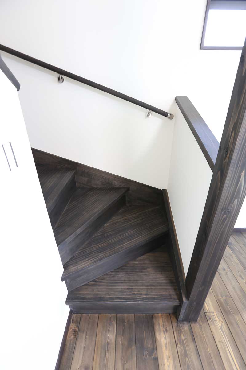 蔵のような便利収納。黒を追求した和モダン注文住宅