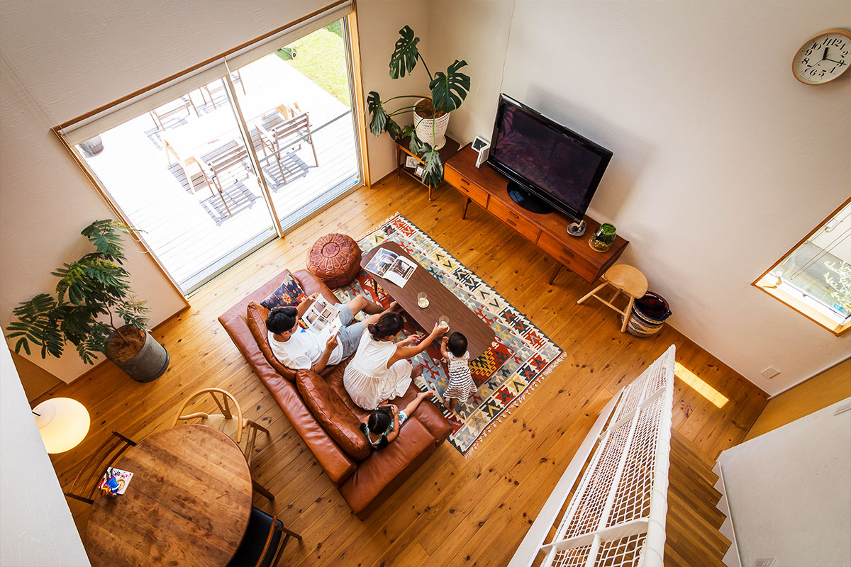 吹抜けのLDKと無垢材のテラスが素敵なデザイン住宅