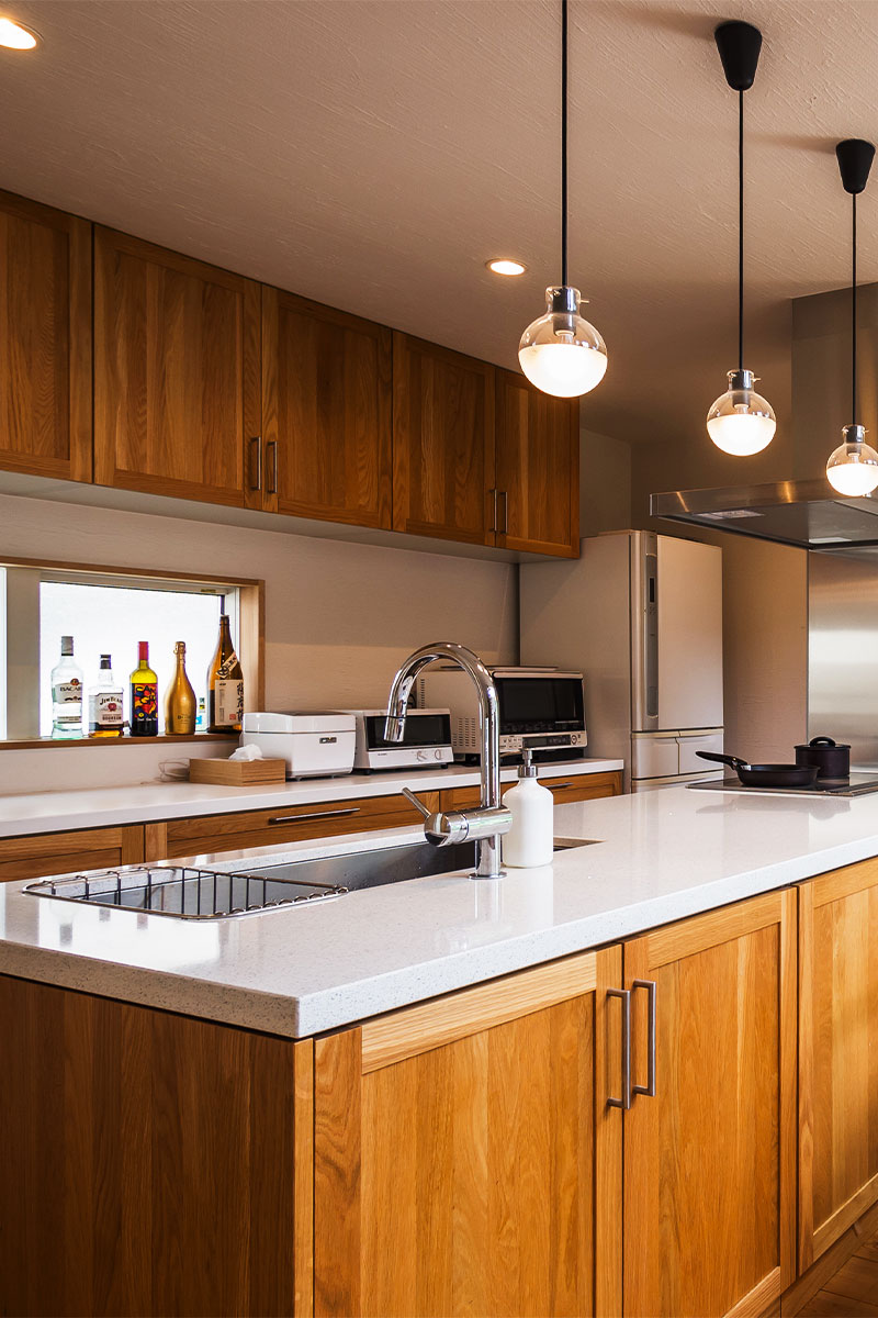 吹抜けのLDKと無垢材のテラスが素敵なデザイン住宅