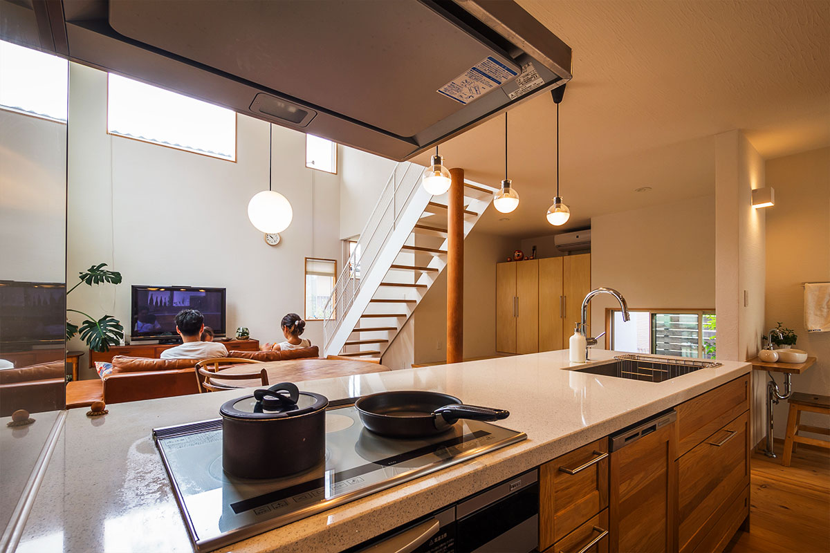 吹抜けのLDKと無垢材のテラスが素敵なデザイン住宅