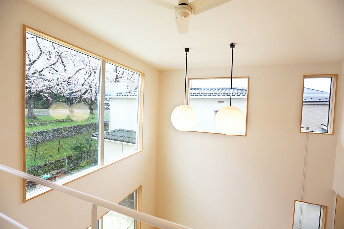 吹抜けのLDKと無垢材のテラスが素敵なデザイン住宅