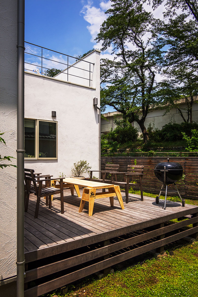 吹抜けのLDKと無垢材のテラスが素敵なデザイン住宅