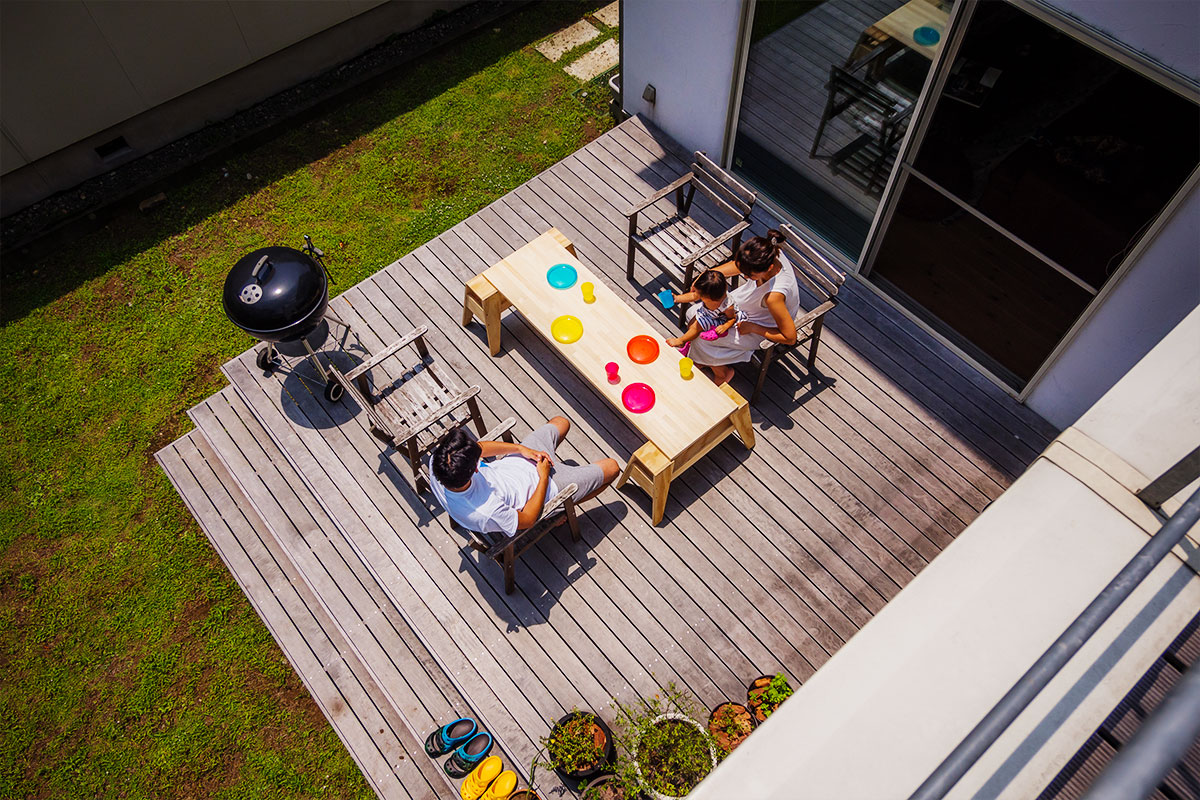 吹抜けのLDKと無垢材のテラスが素敵なデザイン住宅