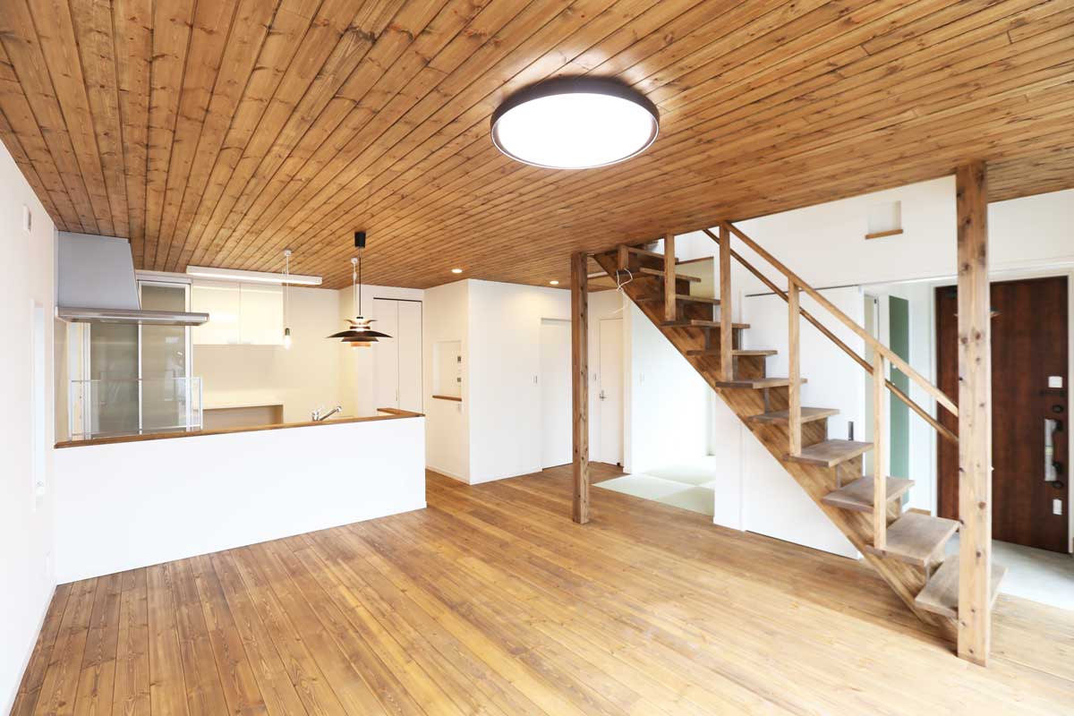 無垢材を贅沢に使用したシンプルモダンなデザイン住宅