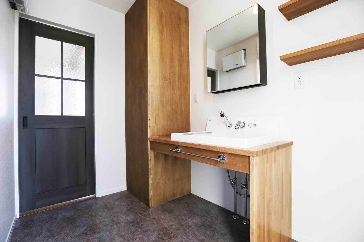 無垢バルコニーが美しい白いナチュラルモダン住宅