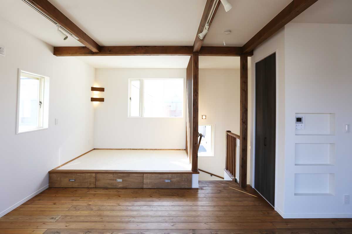 無垢バルコニーが美しい白いナチュラルモダン住宅