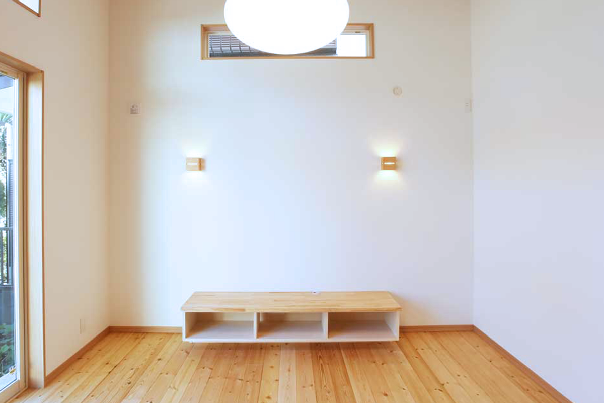 木の温もりを感じる天然無垢の純白ナチュラル住宅