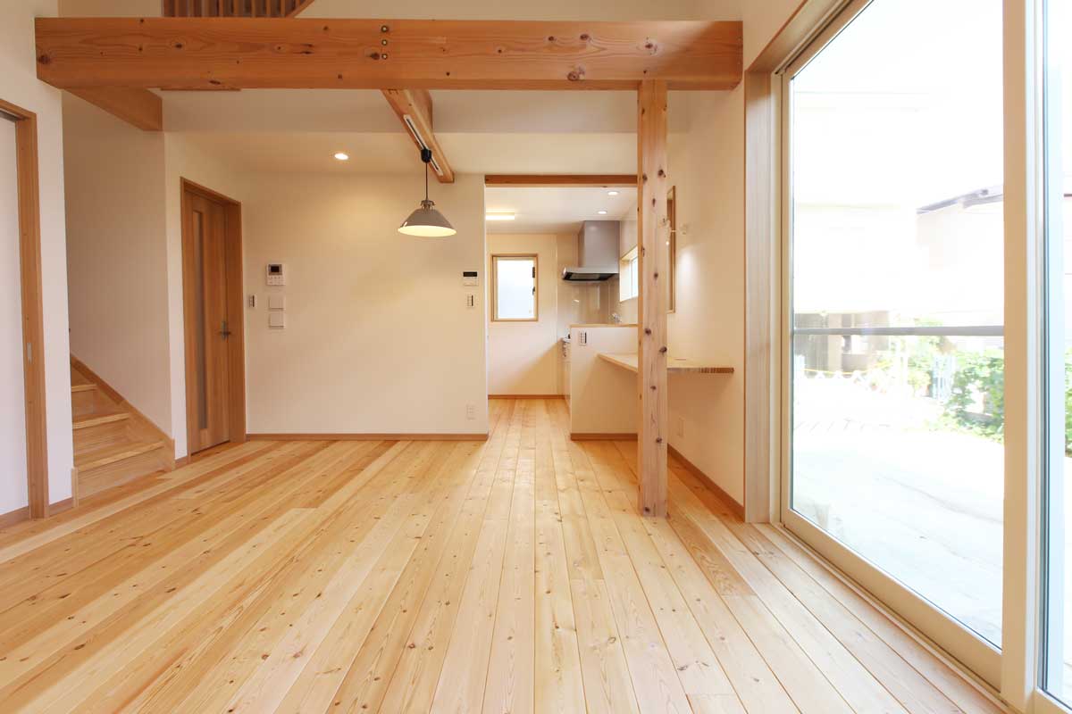 木の温もりを感じる天然無垢の純白ナチュラル住宅