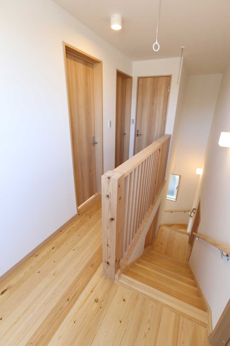 木の温もりを感じる天然無垢の純白ナチュラル住宅