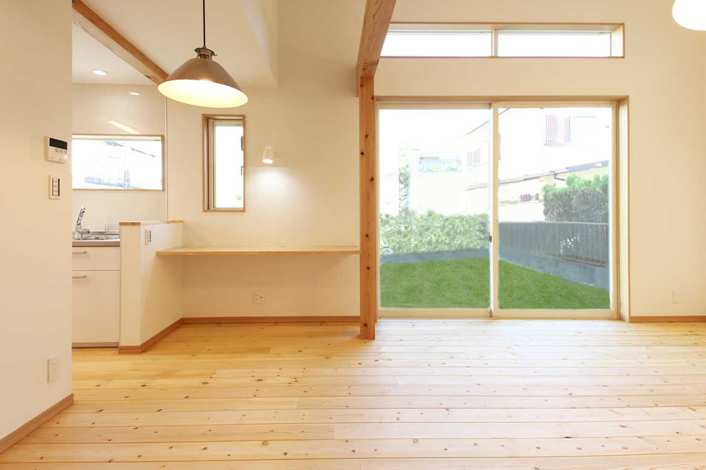 木の温もりを感じる天然無垢の純白ナチュラル住宅