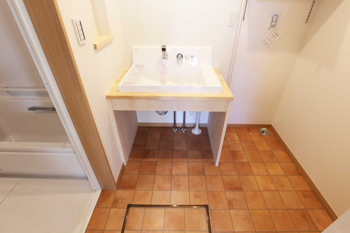 木の温もりを感じる天然無垢の純白ナチュラル住宅