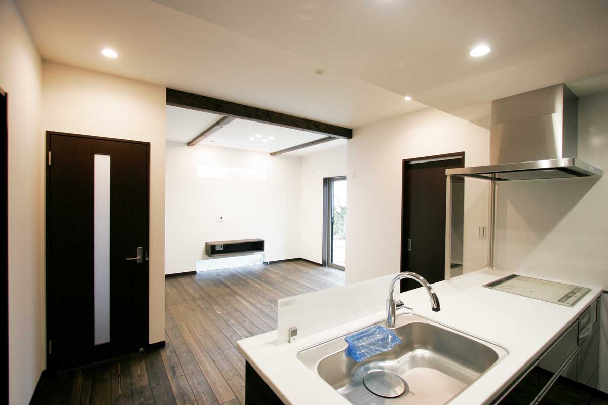 黒と無垢材にこだわった古民家風の和モダン住宅