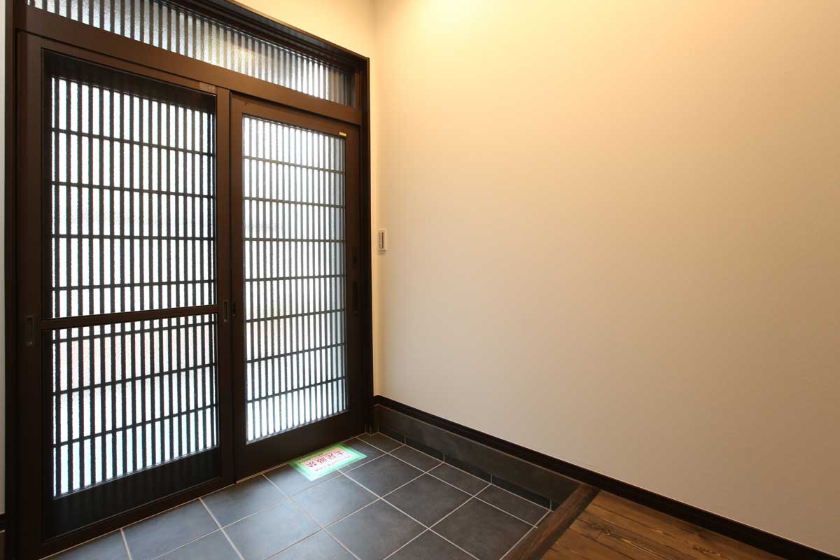 黒と無垢材にこだわった古民家風の和モダン住宅