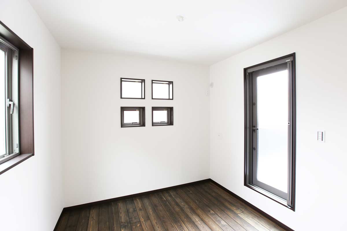 黒と無垢材にこだわった古民家風の和モダン住宅