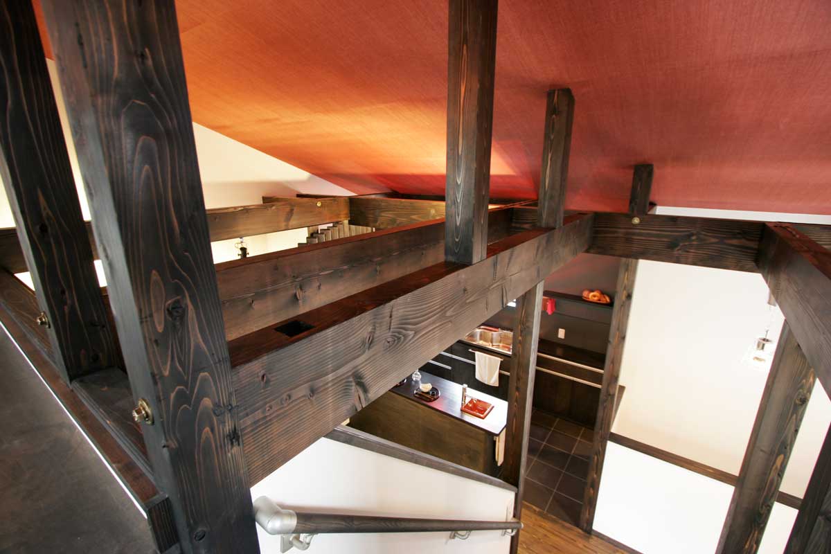 木調格子の柵が印象的な朱と黒の和モダン住宅